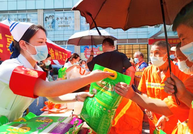 關愛(ài)渝州環衛工(gōng)，明(míng)好(hǎo)夏日(rì)送清涼，義診送健康