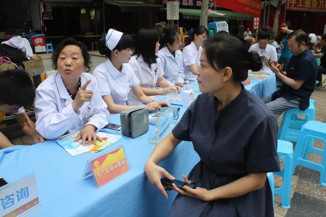 七一(yī)活動 重慶重慶北大陽光醫院有限公司進社區(qū)送健康2