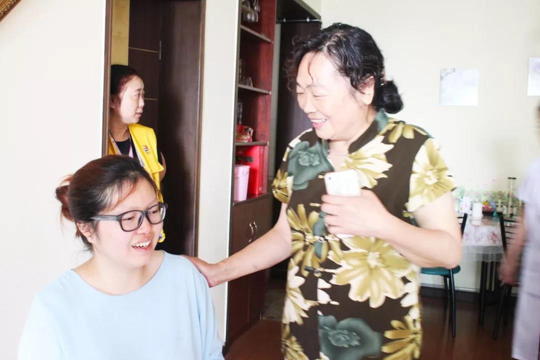 重慶重慶北大陽光醫院有限公司看(kàn)望慰問(wèn)社區(qū)殘疾孕婦2