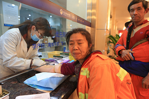 醫(yī)護人(rén)員(yuán)正在為(wèi)環衛工(gōng)人(rén)抽血