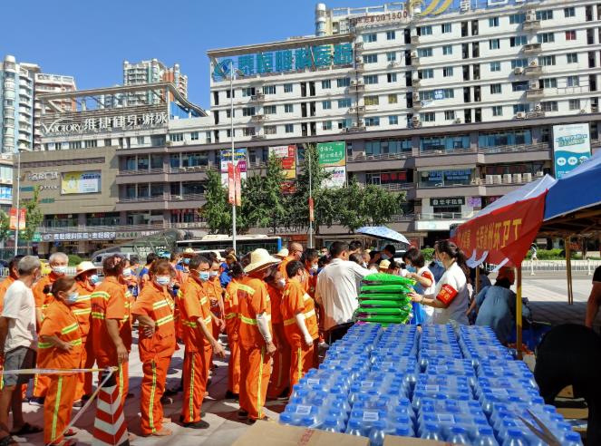 關愛(ài)渝州環衛工(gōng)，明(míng)好(hǎo)夏日(rì)送清涼，義診送健康