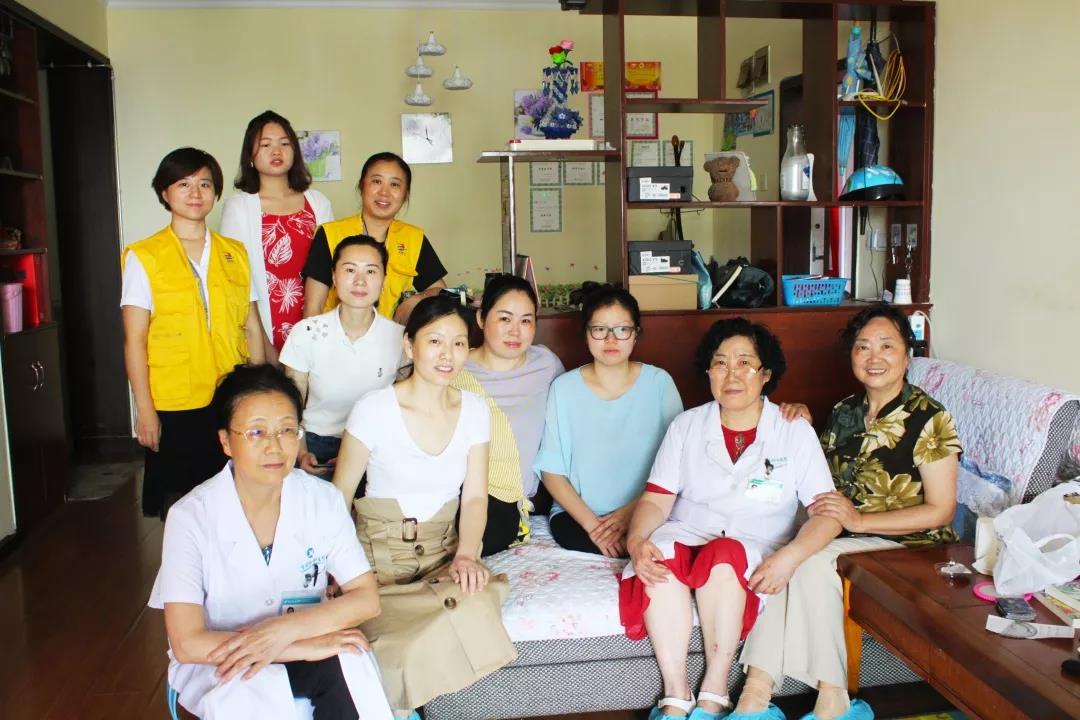 重慶重慶北大陽光醫院有限公司看(kàn)望慰問(wèn)社區(qū)殘疾孕婦6